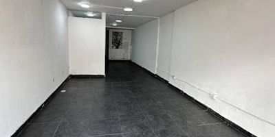 LOCAL PARA EL ARRENDAMIENTO EN EL SECTOR DE PALOGRANDE, Inmobiliaria Giraldo Castaño te ofrece en arrendamiento local comercial ubicado en el corazón de Palogrande, uno de los sectores más dinámicos y comerciales de la ciudad, este local ofrece una ubicación privilegiada a pocos pasos de la zona rosa, el sector el cable y rodeado de una alta afluencia peatonal y vehicular.
Ideal para negocios que buscan visibilidad y fácil acceso, este espacio cuenta con pisos en cerámica, dispone de 1 baño funcional, amplios espacios y 3 parqueaderos 
No pierdas la oportunidad de establecer tu negocio en una de las zonas con mayor proyección y movimiento comercial de la ciudad. Contáctanos 3104008161
