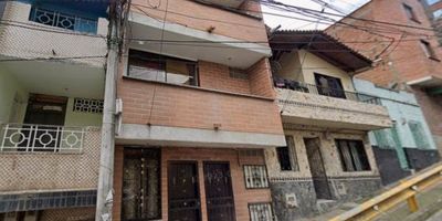 ¡Descubre el oasis urbano perfecto en el corazón de Bello! Este espectacular apartamento de 55 m² en el exclusivo Barrio Central te brindará una experiencia de vida única.
Disfruta de una ubicación privilegiada, rodeado de colegios de renombre y centros comerciales de primera. Conéctate fácilmente con el transporte público, que te llevará a cualquier parte de la ciudad en un abrir y cerrar de ojos.
Dentro de este hogar, encontrarás 3 amplias alcobas, 3 prácticos closets y una cocina integral que te inspirará a crear deliciosos platillos. La cerámica en los pisos le brinda un toque de elegancia y sofisticación.
Relájate en la cómoda sala-comedor, donde podrás disfrutar de momentos en familia o con amigos. Este apartamento es el equilibrio perfecto entre estilo y funcionalidad.