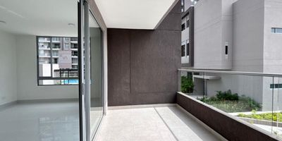 Apartamento con area de 117 metros para estrenar, Consta de Sala comedor iluminada y fresca vista a la piscina , balcón amplio, cocina integral abierta, zona de labores, cuarto y baño de servicio, estudio o estar de alcobas, baño auxiliar, tres alcobas, dos de ellas con baño interno y closet,  alcoba principal con walking closet, dos parqueaderos paralelos No. 186 y 187, pisos en porcelanato. El conjunto cuenta con lobby tipo hotel, seguridad privada, dos ascensores, amplias zonas verdes, andenes y  espacios de recreación y esparcimiento público, piscina de niños y adultos, gimnasio, salón de adolescentes, salon de juegos para bebés,  salón social, dos zonas BBQ, parque infantil, zona de yoga, zona exclusiva de mascotas, parquedero para visitantes, el sector de ubicacion es conocido también por estar rodeado de una zona gastronómica que ofrece un extenso abanico de restaurantes, Además, almacenes de grandes superficies como PriceSmart, Home Center, Buenavista, Mall Plaza y Makro. Estrato 5.