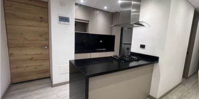 .

Si estás buscando un moderno y cómodo lugar para vivir o alquilar, este apartamento en Rionegro, Antioquia es la opción perfecta para ti. Con una ubicación privilegiada en una de las zonas más prestigiosas de la ciudad, este inmueble te ofrece todo lo que necesitas para disfrutar de una vida tranquila y llena de comodidades.

Con una extensión de terreno de 54 M2, este apartamento cuenta con un área construida y privada de igual tamaño, lo que te garantiza un espacio amplio y bien distribuido. Además, cuenta con 2 alcobas y 2 baños completos, ideales para una familia pequeña o para compartir con un compañero de habitación.

Dentro de las características internas de este apartamento, encontrarás que es amigable con mascotas, por lo que podrás compartir con tus amigos peludos. Además, cuenta con un balcón ideal para disfrutar del aire fresco y una barra estilo americano en la cocina, perfecta para compartir momentos con tus seres queridos mientras cocinas una deliciosa comida.

El apartamento también cuenta con un calentador, clósets amplios y una hermosa cocina integral equipada con gas domiciliario. En cuanto a los suelos, están hechos en cerámica y mármol, lo que le da un toque elegante al espacio. Adicionalmente, podrás disfrutar de una vista panorámica desde tu hogar 

En cuanto a las características externas, este apartamento ofrece acceso pavimentado para facilitar tu llegada y se encuentra en una urbanización cerrada con vigilancia las 24 horas, garantizando tu seguridad y la de tu familia. También podrás disfrutar de un área social, ascensor, parqueadero para visitantes y una amplia variedad de zonas verdes y deportivas para que puedas mantenerte activo y en contacto con la naturaleza.

La ubicación de este apartamento es ideal, ya que está cerca de  colegios y universidades, lo que te facilitará tu día a día. También encontrarás parques cercanos donde podrás pasear y relajarte, y tendrás fácil acceso al transporte