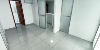 El valor del canon incluye administración

Oficina en Alquiler – Avenida Circunvalar, Pereira

Se ofrece en alquiler excelente oficina ubicada en una de las zonas más estratégicas y de mayor valorización de la ciudad: la Avenida Circunvalar de Pereira. Situada en un edificio con sistema de vigilancia, recepción y ascensor, esta oficina brinda seguridad, comodidad y fácil acceso tanto para clientes como para colaboradores.

Con un área aproximada de 60 m², el espacio cuenta con divisiones internas en construcción liviana, lo que permite una redistribución flexible de acuerdo con las necesidades del arrendatario. Actualmente, incluye un área de recepción, espacio para oficinas o consultorios, un baño, una cocineta y sistema de aire acondicionado que garantiza confort durante la jornada laboral.

Ideal para profesionales, empresas o consultorios que busquen una ubicación privilegiada, con excelente conectividad y todos los servicios necesarios para operar con eficiencia.
