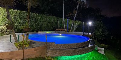 Ubicación: Conjunto Residencial Bosques De Alcalá, Ulloa, Valle Del Cauca.
Lo Que Te Enamorará:
Vistas Espectaculares A Los Nevados Del Ruiz Y Tolima Desde La Casa Y Habitación Principal,
Piscina De Horizonte Infinito - Nada Mientras Contemplas Las Montañas.
 Más De 30 Árboles Frutales - Mangos, Naranjos, Aguacate, Limones, Guayabas, Mandarinas, Plátano Y Más. Tu Propio Huerto Productivo.
Por Qué Elegir Esta Casa:
2.415 M² De Libertad Y Naturaleza. Conjunto Cerrado Con Seguridad. Clima Privilegiado Del Valle, Cerca De Pereira Y Eje Cafetero. Lista Para Habitar, Documentación Al Día
No Es Solo Una Casa, Es Un Estilo De Vida, Vive La Paz Que Solo El Campo Puede Ofrecer.
Esta Es La Casa Donde Crearás Recuerdos Inolvidables Con Tu Familia. ¡Agenda Tu Visita Y Enamórate En Persona!