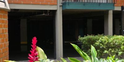 Apartamento amplio y bien iluminado, con excelente ubicación cerca de la Clínica Las Vegas, Universidad EAFIT, la Avenida Regional y la Avenida Las Vegas, lo que garantiza fácil acceso al transporte público y a diversos servicios. Ideal para quienes buscan comodidad y conveniencia.