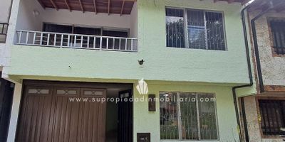 Casa comercial en arriendo, Guayabal.

Ideal para emprendedores que buscan un espacio estratégico y funcional para su negocio. Esta amplia casa comercial ofrece 4 habitaciones con clóset, 2 baños, cocineta semi integral con red de gas natural y patio, brindando comodidad y versatilidad para uso mixto. Su distribución permite adecuar oficinas, consultorios o espacios de atención al público. Cuenta con balcón, parqueadero cubierto privado y parqueadero para visitantes, además de una puerta peatonal independiente que facilita el acceso. Su ubicación es privilegiada, con excelentes vías como la avenida 80 y la zona de Guayabal, permitiendo fácil conexión con puntos clave de la ciudad, el aeropuerto y el centro comercial Arkadia. Perfecta para quienes desean combinar funcionalidad y proyección comercial en un entorno de mixtura media. ¡No pierdas la oportunidad de posicionar tu negocio en un lugar con gran potencial! Contáctanos.