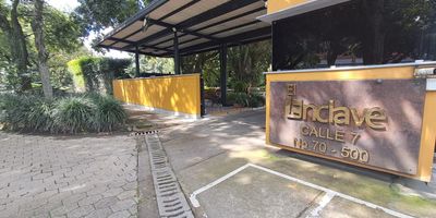 Se arrienda apartamento en Belen La Mota! Ubicado en un conjunto residencial muy tranquilo, rodeado de naturaleza, ideal para quienes buscan un ambiente familiar y seguro. Cuenta con amplias zonas verdes, parque infantil y gimnasio al aire libre. La unidad esta en una zona de facil acceso, cerca de transporte publico, centros comerciales y todos los servicios. Vive con tranquilidad, comodidad y en contacto con la naturaleza. No dejes pasar esta oportunidad! Contactanos y uno de nuestros asesores te brindara toda la informacion y agendara tu visita. Esperamos tu llamada!