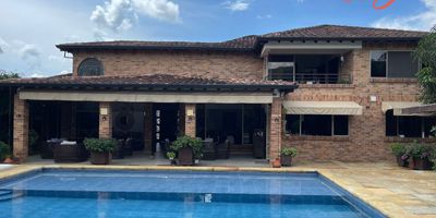 Primer piso
Sala comedor cocina abierta zona de ropas terraza con sala y comedor estudio sala de televisión alcoba de huéspedes con baño alcoba de servicio con baño baño social y parqueadero cubierto para 5 carros
Segundo piso
Dos alcobas auxiliares y un baño alcoba principal con baño sala y balcón
La propiedad cuanta además con piscina jacuzzi climatizado sauna y baño social en la parte exterior además de un cuarto de herramientas y zonas de bodega Tiene en el jardín riego automático y árboles frutales