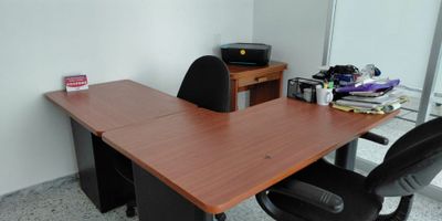 Descubre la oficina perfecta para tu negocio en el corazón de la ciudad. Con una ubicación privilegiada, esta oficina en arriendo cuenta con 44 metros cuadrados, 2 baños y 2 parqueaderos. Su diseño moderno y funcional te brinda un espacio ideal para trabajar de manera eficiente y cómoda. Por tan solo $1,620,000, podrás disfrutar de todas las comodidades que necesitas para alcanzar el éxito. ¡No dejes pasar esta oportunidad única!