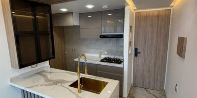 Descubre este espectacular apartamento Totalmente remodelado, Con acabados De Lujo y una Iluminación Moderna que Resalta cada espacio.

Ubicado en un piso 20, disfruta de una vista exterior inigualable que convierte cada día en una experiencia única.

Cuenta con 2 habitaciones, 2 baños y una distribución pensada para tu comodidad y estilo de vida. Ideal para quienes valoran el diseño y la tranquilidad.

La unidad residencial cuenta con zonas húmedas: piscina, jacuzzi y baño turco, salón social y vigilancia las 24 horas.

¡No dejes pasar esta oportunidad!
Agenda tu visita y siente lo que es vivir diferente.

Samuel Morales
3188759735
samuelm.velozainmobiliaria@gmail.com