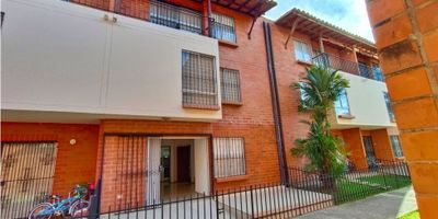 Venta casa condominio en el exclusivo barrio La Hacienda, sur de Cali,  estratégicamente ubicada con acceso a vias principales, cerca a parque, iglesia, centros comerciales, colegios, universidades, supermercados, clinicas. Esta casa cuenta con  tres pisos distribuidos asi: Área 125m2, Habitaciones 3, Cuarto servicio, Baños 3 1/2, 2 parqueaderos paralelos descubiertos. Persianas y lámparas. Dos parqueaderos. El condominio cuenta con zona social con piscinas para  niños adultos, salon social,  parque infantil, cancha multiple, parqueaderos visitantes, porteria 24 horas. 
