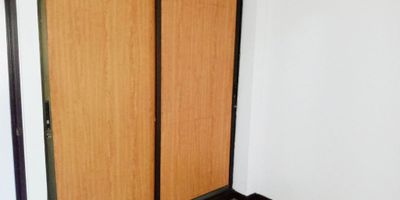 Vendo apartamento en El Limonar 4° piso S/A. MMC 9105032

Apartamento con agradable entorno natural, la unidad esta ubicada al lado de un humedal. Fresco e iluminado. Con rápido y fácil acceso, en zona estratégica de Cali.

Distribución y características:


 
 Sala-comedor.
 
 
 Cocina con estufa/horno incluída.
 
 
 Lavadero.
 
 
 2 habitaciones con closet.
 
 
 Un baño.
 


Zonas comunes y comodidades:


 
 Parqueadero comunitario, el cual se reserva en administración con pago mesual de $52.000.
 
 
 Portería con vigilancia 24 horas.
 
 
 Amplias zonas verdes con plazoletas de estar en varias zonas de la unidad.
 
 
 Zona de juegos infantiles.
 
 
 Zona para guardar bicicletas.
 
 
 Al lado de humedal, zonada de canchas de fútbol, tenis y senderos para caminar.
 


Libre de deudas, listo para escriturar.

Para más información o agendar una visita, contáctame.

MMC.
