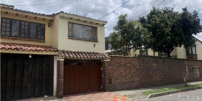 Código 954FR5611 Casa en excelente ubicación frente a lindo parque con vigilancia 24 horas. Amplia e ideal para oficinas, jardín infantil o residencial. En el primer nivel cuenta con sala comedor con chimenea, sala de tv, cocina grande e iluminada, comedor auxiliar, acceso a altillo con baño privado ideal para estudio u otra habitacion, zona de ropas, hab de servicio, baño social, garage privado para tres carros y jardín a la entrada. En el segundo nivel cuenta con baño de habs y tres habitaciones, la principal de gran tamaño con baño privado. Está ubicada cerca al CC Cedritos, colegios, zonas verdes y comercio. Lote de 157.50 mts2 registrados. Pago unicamente de contado.

