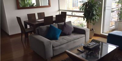 Código  954FR5593 .Negociable.  Lindo apartamento cerca al C.C. Santafé, muy bien iluminado y con espectacular vista hacia el occidente donde se pueden apreciar soprendentes atardeceres sobre las montañas de la conejera y Cerro Majuy. Cuenta con tres habitaciones, dos baños, uno de ellos en la hab principal. Sala de tv, estudio, cocina integral con zona de ropas independiente. Sala comedor con lindo balcón. Parqueadero en sótano y depósito. En conjunto cerrado, con piscina, gimnasio, cancha de squash, sauna, terrazas bbq, salon comunal, juegos para niños y adultos, cctv, vigilancia 24/7, citofonía, planta electrica, tanque de agua, shut, biciletero. En excelente ubicación, cerca a transporte público y buenas vías de acceso. Opción de venta amoblado.
