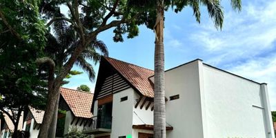 CASA Campestre en venta Barrio Santa Lucía, Santa Fe de Antioquia

$1.580.000.000
Lote 464,15 m2
Casa 220,04 m2
4 alcobas
4 baños
Parqueadero
Estrato 5

PRIMER NIVEL: baño social, cocina integral, patio de ropas , cuarto alacena zona verde, espacio de parqueo de vehiculo, sala comedor con aire Acondicionado
SEGUNDO NIVEL: 3 alcobas con baño privado y Aire Acondicionado , vestier 2 closet, balcón
OBSERVACION: Se entrega completamente amoblada, acabados de lujos y ampliaciones

UNIDAD CERRADA CON: portería 24 horas, salones sociales, 8 piscinas, circuito cerrado de tv, juegos infantiles, placa deportiva, sendero ecológico y peatonal, zona de mascotas, cancha de arena, parqueaderos de visitantes, caseta de BBQ, gym al aire libre,

Administración: $971.000
Año de construcción 2019