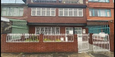 ? Venta Casa – Bogotá D.C. (Cundinamarca)

? 203 m² construidos | 140 m² de lote
?‍?‍?‍? Ideal para vivienda multifamiliar

✨ Características principales:

? Primer piso: 2 habitaciones, sala comedor, cocina, baño, patio, zona de lavandería, sala de estar
? Segundo piso: 2 habitaciones, sala comedor, baño, cocina, zona de estar
? Tercer piso: 1 habitación, cocina, baño, zona de lavandería, depósito, terraza parcialmente cubierta

? Espacios exteriores:


 
 Zonas verdes y parques cercanos
 
 
 Sector residencial tranquilo con acceso pavimentado
 


? Ubicación privilegiada:


 
 Cerca de centros comerciales ?
 
 
 Colegios y universidades ?
 
 
 Transporte y vías principales ?
 


? Distribución por pisos:

✅ Espaciosa, versátil y perfecta para tu familia o Inversion!
? ¡Contáctanos y agenda tu visita!
