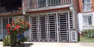 ¡Bienvenido a tu nuevo hogar en esta acogedora casa de dos plantas que consta en su primer piso de: de Sala comedor, zona de oficios, cocina sencilla, un baño. En el segundo piso 3 habitaciones un baño, y un espacio para local comercial o estudio independiente. Con 52.91 metros cuadrados para disfrutar, tendrás espacio más que suficiente para crear recuerdos inolvidables. El parqueadero te brinda la comodidad que necesitas para tu seguridad y la de tu vehículo. Y la ubicación es simplemente perfecta. Imagina despertar cada mañana en este acogedor lugar y disfrutar de la vida al máximo. ¡No pierdas la oportunidad de hacer de esta casa tu nuevo hogar!