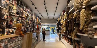 En Alberto Alvarez tenemos el local ideal que estas buscando, cuenta con una excelente ubicacion en una zona muy comercial del centro de la ciudad de Medellin. a unos pocos pasos de la estacion Parque Berrio y de la Avenida Oriental. Es una de las vias mas llamativas para los comerciantes del Centro de la ciudad de Medellin.   
No te quedes con las ganas de conocerlo y contacta a uno de nuestros asesores que con el mayor de los gustos te atenderan.