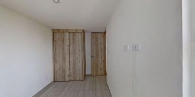 Apartamento en venta ubicado en el barrio María Auxiliadora, en un piso 21 con vista exterior. Tiene un área de 51 metros cuadrados distribuidos en tres habitaciones, dos baños, sala de estar y cocina integral. No cuenta con parqueadero privado ni depósito. El inmueble no está remodelado, pero se encuentra en buen estado, con pisos en cerámica y conexión a gas natural.

Hace parte de un conjunto cerrado con ascensor, portería, piscina, salón comunal, zonas verdes, juegos infantiles y parqueadero comunal para visitantes. Tiene tres años de antigüedad y pertenece al estrato dos. Ideal para quienes buscan una vivienda funcional en una zona tranquila y bien conectada.