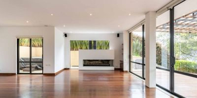 Te invitamos a conocer esta espectacular casa para venta y arriendo, ubicada en el conjunto residencial Arboretto, via La Calera, en donde podrás respirar el aire puro sin estar lejos de la ciudad.

Con 348 m2, esta casa cuenta con 4 habitaciones. Al ingresar, encontrarás en el primer nivel un patio totalmente al aire libre con su jardín. La zona social compuesta por comedor y sala independientes, la cocina semi abierta muy cómoda, zona de lavandería y cuarto y baño de servicio.
En el segundo nivel hay una sala de estar, dos habitaciones con su baño privado y walk-in-closet.
En el tercer nivel encontrarás las otras dos habitaciones con baño privado y walk-in closet, con acceso a una terraza.
Además cuenta con tres parqueaderos independientes y depósito.
El conjunto te ofrece vigilancia privada, senderos ecológicos, gimnasio, terraza con zona BBQ, guardería, cancha de tenis y juegos infantiles, entre otros.
No lo pienses más! ¡Pide tu visita ya!