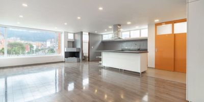 En el corazón del barrio El Polo, te espera un apartamento que combina una ubicación privilegiada con una iluminación natural y moderna de ensueño. Con dos habitaciones y un estudio que podeía ser una tercera, ideal para parejas o pequeñas familias que buscan confort y estilo. La cocina abierta con barra estilo americano crea el espacio perfecto para disfrutar de momentos inolvidables mientras preparas tus platos favoritos. Además, ofrece una imponente vista a la ciudad y las montañas.

No solo se cuida del confort, sino también de la seguridad con vigilancia 24 horas, puerta de seguridad y ventanas antirruido que garantizan total tranquilidad. Cuenta con una chimenea a gas que ofrece un espacio acogedor para esos momentos de relajación. Con acceso a parqueadero cubierto, bahía de parqueo y más beneficios, vivir aquí será un privilegio.

No pierdas esta oportunidad de hacer de este apartamento tu nuevo hogar. ¡Contáctanos para agendar tu visita y enamorarte de tu nue...