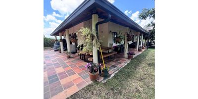 Esta hermosa casa campestre se encuentra ubicada en [lugar], rodeada de un impresionante bosque nativo que brinda un ambiente de tranquilidad y conexión con la naturaleza. Con una amplia área de terreno de 1000m2 y una construcción de 200m2, esta propiedad te ofrece un espacio para vivir en armonía y disfrutar de la vida al aire libre.

En su interior, cuenta con 3 acogedoras alcobas y 3 baños completos, ideales para la comodidad y privacidad de toda la familia. Además, cuenta con una cocina equipada y moderna, con amplios espacios para guardar y una zona de comedor auxiliar para compartir momentos especiales.

El inmueble está completamente amoblado y cuenta con acabados de alta calidad, lo que le da un toque de elegancia y buen gusto a cada espacio. También cuenta con características internas como clósets, depósito y zona de lavandería, para una mayor organización y comodidad en el día a día.

Entre sus características externas, se encuentra la posibilidad de tener hasta 8 garajes, lo que brinda un gran beneficio en cuanto a espacio y seguridad. Además, la propiedad cuenta con acceso para personas con discapacidad y se encuentra en una urbanización cerrada, lo que garantiza privacidad y tranquilidad.

En su exterior, podrás disfrutar de un hermoso jardín y un kiosko perfectos para organizar parrilladas o reuniones al aire libre. Además, se encuentra cercana a zonas urbanas, parques y con fácil acceso al transporte público, lo que te brinda la comodidad de tener todo al alcance de tu mano.

Vive en un entorno natural y familiar con zonas infantiles y amplias zonas verdes, perfecto para que tus hijos crezcan en un ambiente sano y seguro. Esta propiedad es ideal para aquellos que buscan una vida tranquila en un entorno campestre sin alejarse de la ciudad. ¡No pierdas la oportunidad de hacer de esta casa tu hogar! Contáctanos para más información.
