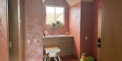 espectacular apto duplex, remodelado con muy buenos acabados. ubicado en santa ana chia, casona 8 ideal para los que quieres comenzar una familia o los que ya tienen hijos grandes y viven en pareja. el apartamento tiene  2 habitaciones mas el de servicio 3 baños completos y medio baño mas estudio. 3 balcones, 1 chimenea 3 parqueaderos dos en Linea uno independiente, ascensor exclusivo para el apto, puerta de seguridad, zona de esparcimiento en un conjunto, muy exclusivo de chia alrededor de la naturaleza zonas comunes piscina gimnasio zona bbq , parques.