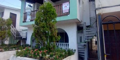 Apartamento en buen estado en el segundo piso, con un area de 75 metros, consta de sala comedor, dos alcobas, un baño, cocina tradicional, cuarto y baño de servicio pequeño, area de labores, excelente ubicación barrio Modelo.