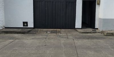 LHA arrienda amplio local comercial ubicado en la calle 14 entre 18 y 17 de la ciudad de Buga, área del Local 693 M2 y construidos 230 M2. Consta de amplio salón, pasillo, dos habitaciones, cocina, baño con ducha, lavadero, ramada con techo y un gran patio. Tiene todos los servicios públicos (energía, gas y agua). Cómodas vías, fácil acceso a transporte público, zona comercial e industrial con alto flujo vehicular y peatonal, ideal para empresa o emprendimiento. Para más información, contacta a Luis Alfonso. ¡No dejes pasar esta oportunidad y agenda tu cita!