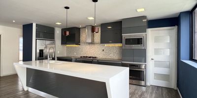 Arriendo PENT HOUSE
????Sector: Poblado - El campestre
▪️Área: 179m terraza 
▪️Estrato: 6
▪️Urbanización cerrada: Si
▪️Piso: 8
▪️Sala estar
▪️Comedor independiente 
▪️Sala estar 2do piso 
▪️Cocina integral abierta
▪️Zona de ropas amplia 
▪️Habitaciones:  5 con + servicio 
▪️Oficina 
▪️Baños:  6
▪️Balcón: 2 + 2 terrazas 
▪️1 terraza techada con 1 jacuzzi + barra 
▪️Aires acondicionados 
▪️Zona BBQ
▪️Parqueaderos:  4
▪️Cuarto util: 2
▪️Amenidades: portería 24/7, piscina, gimnasio, BBQ, planta eléctrica, ascensor directo a la propiedad 
Renta: $15.000.000