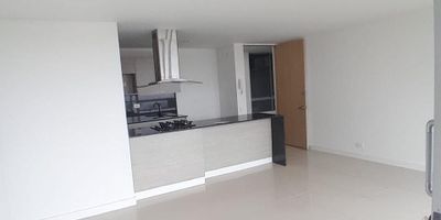 Apartamento en renta 
 Poblado - Los balsos 
 Área: 85 m²
 Habitaciones: 3 
 Baños: 2
 Cocina integral abierta
 Sala comedor con balcón
 Zona de ropas independiente
 Parqueaderos: 2 paralelos
 Cuarto útil: Si
 Urbanización: cerrada, con portería y zonas comunes
$5.500.000