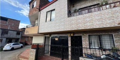?Se arrienda apartaestudio en Manrique San Blas?

✅ Características:


 
 Consta de: Una habitación, un baño, sala comedor, cocina semi integral.
 
 
 Área: 30 mts aprox
 
 
 Piso: 2
 
 
 Estado: Usado
 
 
 Parqueadero: Sin pq
 


? Entorno:


 
 Cerca a el Hogar de Bienestar Familiar Las Granjas, al Preescolar Mi dulce Hogar, Iglesia Adventista Septimo Día y a comercios como tiendas D1.
 
 
 Buenas rutas de transporte, tales como Santo Domingo.
 


 

 

 

