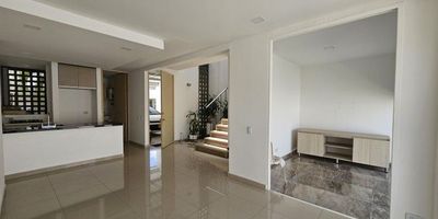 Se arrienda hermosa casa de dos pisos con amplios espacios y un ambiente acogedor, perfecta para familias que buscan tranquilidad y confort.

Primer piso:

Sala comedor amplia y luminosa

Sala de televisión

Patio trasero grande, ideal para reuniones o descanso

Baño de servicio

Zona de lavado

Jardín interior que aporta frescura y ventilación

Segundo piso:

2 habitaciones (la principal con baño privado)

Baño de habitaciones

Estudio espacioso

Adicionales:

2 parqueaderos lineales

Antejardín delantero

Casa con excelente iluminación natural, espacios bien distribuidos y entorno residencial tranquilo.