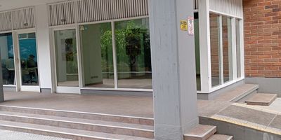 Oficina de 63.77mtrs2, 4 espacios, (espacio principal con divisiones), 2 baños, cocineta, piso 1 (ubicada sobre la calle), estrato 5, administración incluida, NO incluye servicios públicos (debe pagar impuesto Tasa de seguridad). Excelente ubicación.