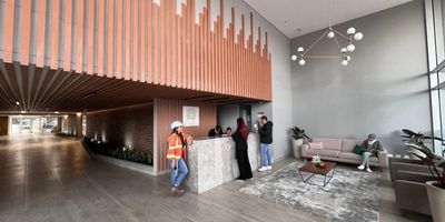 Hermoso apartamento con excelentes acabados, ubicado en el corazón de uno de los barrios más tranquilos y familiares de la ciudad. Modelia es reconocido por su ambiente acogedor, seguridad y excelente conectividad, lo que hace de este apartamento una opción perfecta para quienes buscan una vida cómoda y accesible. Cuenta con  2 habitaciones amplias, 2  baños ,sala comedor , cocina tipo americano y un hermoso Balcón para  disfrutar del aire fresco con una vista agradable ya que esta ubicado en el piso 10 , con importante vías de acceso , como la Av. Calle  26,Av. Ciudad de Cali ,Av. Boyacá , cerca a centro comerciales , como nuestro Bogotá y Hayuelos  ¡No pierdas la oportunidad de conocerlo, agenda tu visita hoy mismo! Cod: 3342