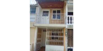 Casa en pasaje a dos casas de la vahía de parqueadero, consta de dos pisos. Primer piso antejardin con reja, sala comedor, cocina con instalación a gas, patio, baño, 2 piso 3 alcobas, balcón, rejas de seguridad.

cerca a transporte publico, zona de comercio, zona parqueo, igesia cercana, buena vias de acesso.
