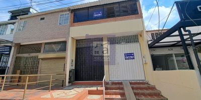 cod 5981 se arrienda apartamento en floridablanca, 5 alcobas, 3 con closet, alcoba principal con baño, sala comedor, cocina tradicional, 2 baños auxiliares, terraza techada, zona ropas, techos en placa y machimbre, piso en ceramica.
