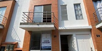 Extraordinaria casa en venta con excelente ubicación en la ciudad de Pereira, destacada por sus cómodos espacios y distribución. La propiedad se rodea de parques, universidades, supermercados, todo cerca, el conjunto cerrado cuenta con zonas sociales conformadas por senderos, jardines, parque infantil, cancha múltiple piscina para niños y adultos y salón social, todo para disfrutar en familia, cuenta con 110 mts2, 3 habitaciones, 3 baños, sala comedor, cocina integral, zona de ropas, parqueadero, comunícate con nosotros para más información... Castellón Inmobiliaria. 