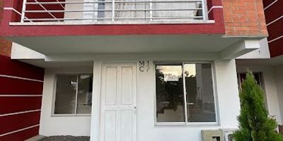 Hermosa casa para la venta en excelente sector de la ciudad, cerca a centro comercial, supermercados, parques, aeropuerto, transporte publico y mas lugares de interés, cómodas vías de acceso... el conjunto cuenta con piscina, ascensor, amplias zonas verdes, parque infantil y cancha múltiple. la casa consta de 3 habitaciones, 3 baños, sala comedor, cocina integral con modernos acabados, patio, casa dúplex.