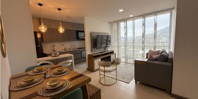  

? Apartamento en arriendo – Ditaires, Itagüí

Disfruta de un hogar moderno y acogedor en la unidad residencial con espacios bien distribuidos y rodeado de zonas verdes. ?✨

? Área: 75 m²
? Canon: $5.000.000 (amoblado, para rentas cortas mayores a 1 mes)
?️ Estrato: 4
? Año de construcción: 2022

✨ Características del inmueble:


 
 ?️ 3 alcobas
 
 
 ? 2 baños completos
 
 
 ?️ Sala comedor integrada
 
 
 ? Balcón con vista agradable
 
 
 ? Cocina integral
 
 
 ? Zona de ropas con lavadero, cajoneras y calentador
 


✨ Zonas comunes para disfrutar:
? Piscinas para adultos y niños
⚽ Cancha de fútbol
? Juegos infantiles
? Ascensores
? Zona pet
? Zonas verdes

✨ Ubicación estratégica:
Cerca de ? colegios, ? supermercados y ? fácil acceso a transporte público.

Este apartamento amoblado es ideal para quienes buscan comodidad, buena ubicación y una experiencia de vivienda práctica y moderna. ?
