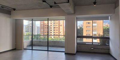 Apartamento en venta en unidad cerrada ubicada en sector residencial, entorno tranquilo, de poco flujo vehicular, con conexión a rutas de transporte púbico, cerca a hoteles, restaurantes, centros comerciales, de fácil acceso a las avenidas principales y gran variedad de servicios complementarios de la zona. Piso en porcelanato, sala comedor, estar de TV, 2 alcobas con vestier y baño en la principal, baño en cada alcoba, baño social, cocina integral abierta tipo americano, zona de ropas, balcón y parqueaderos lineales cubiertos  Conjunto cerrado con ascensores, piscina, gimnasio, salón social, sauna, turco, zonas verdes, vigilancia y portería 24 horas y circuito cerrado de TV,inmuebles sujetos a verificacion de disponibilidad

