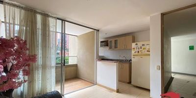 Apartamento en arriendo en Sabaneta, ubicado en la unidad cerrada Maderos del Campo 2. La unidad ofrece portería 24 horas, ascensores, parqueadero privado y cuarto útil, piscina, salón de juegos, salón social, cancha, parque infantil, gimnasio, turco, sauna y cancha de golf. Situado en una zona residencial tranquila y campestre, cercano al Ceipa School y a tan solo 5 minutos del centro comercial Aves Maria y del tránsito de Sabaneta. Cuenta con una buena oferta de transporte público y acceso a rutas integradas del metro.