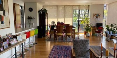 Exclusivo apartamento de 175 m con acabados de lujo y excelente iluminación natural. La habitación principal cuenta con walk-in closet, baño con jacuzzi y doble lavamanos, mientras que las dos alcobas auxiliares incluyen baño en suite. Ofrece una generosa zona social con sala-comedor y ventanales de piso a techo, cocina moderna, área de lavandería, baño social, pisos en madera roble importada y ventanería termoacústica. Incluye tres parqueaderos y depósito. Una residencia que combina diseño, sofisticación y comodidad. ¡Agenda tu visita! SR