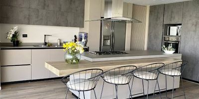 Espectacular casa disponible para la venta en Cerritos, cuenta con 11.013 mts2 área lote y 650 mts2 construidos, 4 habitaciones, 4 baños, estudio independiente, family room tv, hall, sala comedor, cocina moderna con isla y barra, terraza grande con vista, jacuzzi, fogatero, bosque privado con paso de agua, amplia zona de parqueo, 2 tanques de reserva, pozo séptico, para mayor información comunícate con nosotros... Castellón Inmobiliaria. 