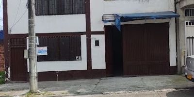 Bodega disponible para la venta con excelente ubicación de 220 mts2, el segundo piso cuenta con 135 mts2, para mayor información comunícate con nosotros... Castellón Inmobiliaria.