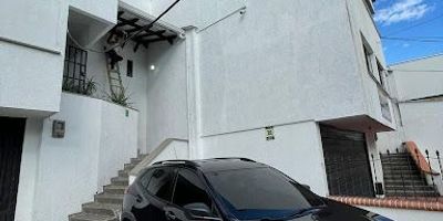 Casa comercial disponible para la venta en Maraya, cuenta con 290 mts2, 5 oficinas o 4 habitaciones, 4 baños, 2 parqueaderos cubiertos, 4 parqueaderos adicionales, para mayor información comunícate con nosotros... Castellón Inmobiliaria. 