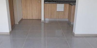 Espectacular apartamento disponible para la venta en el sector de la Macarena, Dosquebradas, cuenta con 50.79 mts2, 2 habitaciones, 2 baños, sala comedor, zona de ropas, cocina integral, balcón, depósito, parqueadero, para mayor información comunícate con nosotros... Castellón Inmobiliaria. 