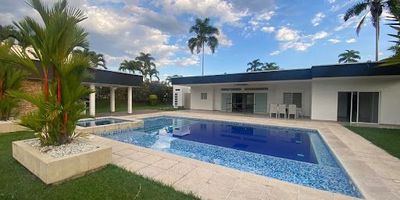 Espectacular casa disponible para la venta en Cerritos, cuenta con 1.500 mts2 área lote, 380 mts2 área casa. 3 habitaciones, cada una con baño y closet (principal con vestier), bodega, piscina con calefacción, kiosko, zona bbq, ducha, baño social en el porche, tanque de aguas lluvias, parqueadero para 4 carros. para mayor información comunícate con nosotros... Castellón Inmobiliaria. 