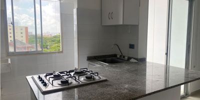 Aparta-estudio en arriendo ubicado en el barrio Porvenir, cuarto piso con ascensor, cuenta con area de 36m2, cocina tipo americano, sala, alcoba independiente con su baño, balcón, zona de labores. Edificio de seis pisos con pocos apartamentos, estrato 4, vigilancia 24 horas, cerca parque Eugenio Macias. Valor incluye administración. 
