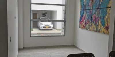 Venta de casa de dos niveles en Pereira, Risaralda, ubicada en el barrio Mirador de Batara. Esta propiedad de estrato 5 cuenta con 127 m² de área construida, distribuidos en 3 habitaciones y 3 baños. La casa, con 4 años de antigüedad, ofrece una cocina integral, dos patios internos y un parqueadero semicubierto. Es una opción para quienes buscan comprar casa en Pereira, Mirador de Batara. Para conocer más sobre esta casa en venta, puede contactar vía WhatsApp, usar la opción quiero que me contacten o ver los teléfonos disponibles.