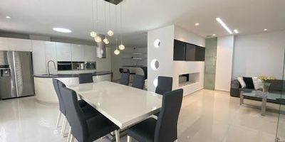 ESPECTACULAR CASA para VENTA en Pinares. 260 mts2, 3 habitaciones   servicio, 5 baños, sala, comedor, cocina, chimenea, tina, jacuzzi, 2 parqueaderos cubiertos ubicados en el sótano de la casa... Si deseas mayor información comunícate con nosotros, Castellón Inmobiliaria. 