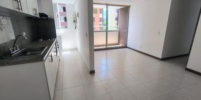 Se arrienda comodo y acogedor apartamento en el sector de La Ferreria, en La Estrella. Esta propiedad se destaca por su excelente distribucion, buen espacio y una magnifica iluminacion natural, que crean un ambiente calido y confortable ideal para el bienestar de sus residentes. El apartamento cuenta con 3 habitaciones, 2 banos, 3 closets, sala-comedor, balcon, cocina integral, zona de ropas y calentador a gas, cuenta con su propio parqueadero cubierto.Ademas, el edificio ofrece completas zonas comunes para el disfrute familiar, incluyendo gimnasio, piscina, salon social, placa polideportiva y porteria con vigilancia las 24 horas. Su ubicacion es estrategica, con cercania a ferreterias y con facil acceso al transporte publico